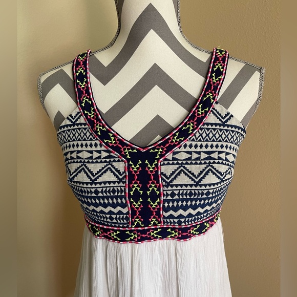 Cute Women’s Top - Sleeveless - Size: Small - Picture 2 of 6